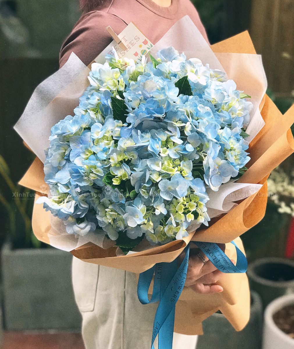 Đóa hoa sinh nhật màu xanh cho cô nàng cá tính